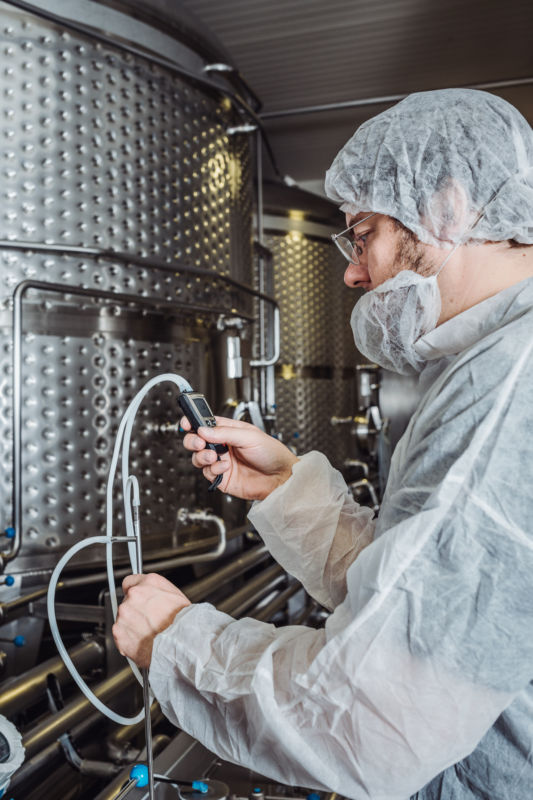 qpengineering_Reinraum_Messtechnik-06 QP Engineering Reinraum-Messtechnik Messgerät Simon Menges