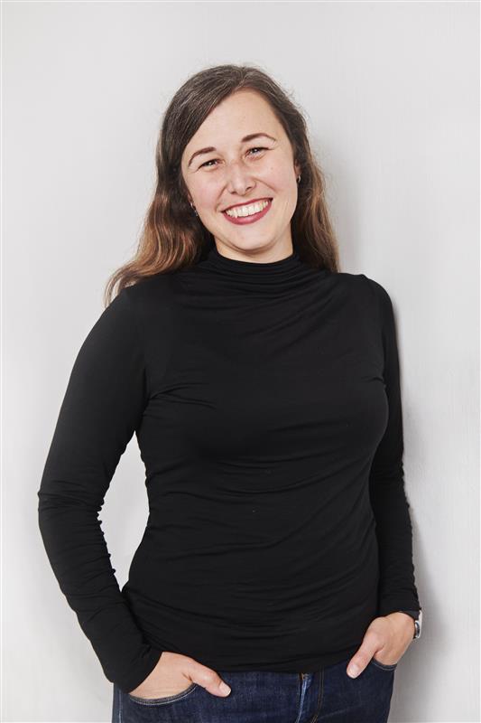Dr. Petra Sebestyen-mit Hintergrund